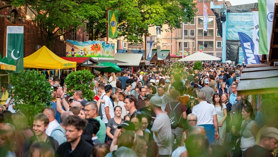 Zahlreiche Besucher auf dem «Internationalen Markt» in der Kieler Innenstadt. © Jonas Walzberg/dpa Foto: Jonas Walzberg