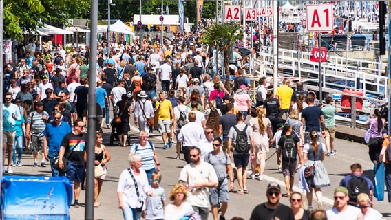 Zahlreiche Menschen laufen bei der Kieler Woche 2022 auf der Kiellinie © Imago 