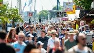 Zahlreiche Besucher sind an der Kiellinie zur Kieler Woche unterwegs. © dpa-Bildfunk Foto: Jonas Walzberg