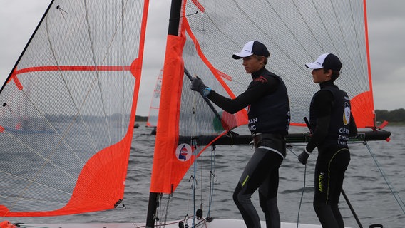 Johann Sach und Anton Sach segeln gemeinsam stehend auf dem 29er. © Marina Heller Foto: Marina Heller
