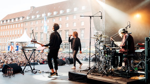 Michael Schulte tritt im Rahmen der Kieler Woche auf der Rathausbühne auf. © NDR Foto: Yosua Pandelaki