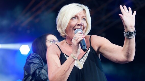 Hanne Pries, Sängerin der Band Tiffany, singt bei einem Konzert auf der NDR Bühne am Ostseekai auf der Kieler Woche. © NDR Foto: Björn Schaller