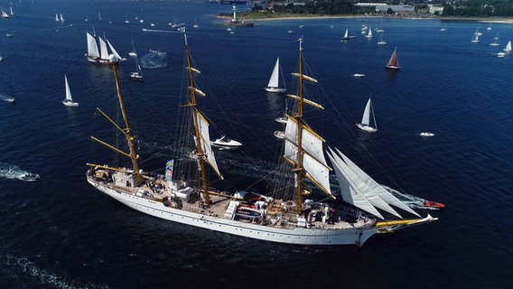 Zahlreiche Segelschiffe darunter auch Segelschulschiff "Gorch Fock" fahren auf der Kieler Förde bei der traditionellen Windjammerparade zur Kieler Woche. © NDR 