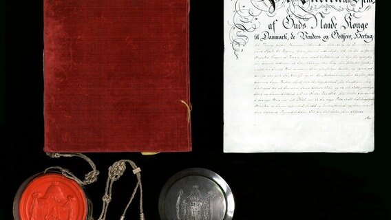 Das undatierte Foto zeigt den Kieler Friedensvertrag zwischen Dänemark und Schweden aus dem Jahr 1814 © dpa Bildfunk Foto: Schleswig-Holsteinische Landesbibliothek