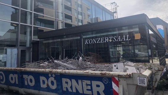 Vor dem Einganz zum Kieler Schloss Konzertsaal steht ein Baucontainer © NDR Foto: Julia Jänisch