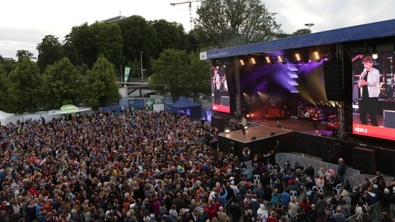 Tim Bendzko mit seiner Band auf der NDR-Bühne zur Kieler Woche am Ostseekai. © NDR Foto: Oke Jens