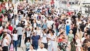 Menschen spazieren über die Kieler Woche. © kieler-woche.de Foto: Jan Konitzki