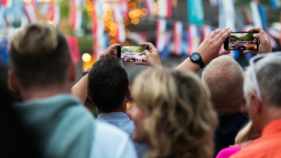 Besucher der Kieler Woche filmen mit ihrem Smartphone. © kieler-woche.de Foto: Jan Konitzki
