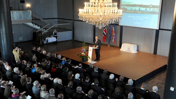 Ministerpräsident Torsten Albig spricht Schloß von Kiel zu den Gästen einer Festveranstaltung © dpa - Bildfunk Foto: Carsten Rehder