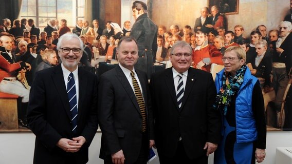 Vier Personen stehen vor einem Bild der norwegischen Reichsversammlung im Jahre 1814 © picture alliance / dpa Foto: Carsten Rehder