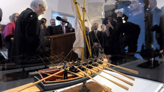 Ein Modell eines dänischen Kanonenbootes steht in einer Vitrine im Stadtmuseum © picture alliance / dpa Foto: Carsten Rehder