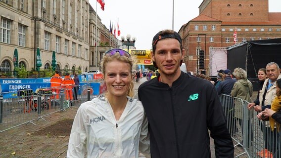 Thea Heim und Yannick von Soosten sind die Gewinner des Halb-Marathons. © NDR Foto: Samir Chawki