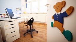 Blick in ein Behandlungszimmer in einer Gemeinschaftspraxis von Kinderärzten. © picture alliance/dpa Foto: Christian Charisius