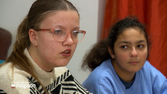 Zwei junge Mädchen vom SOS-Kinderdorf in Norderstedt. © NDR 