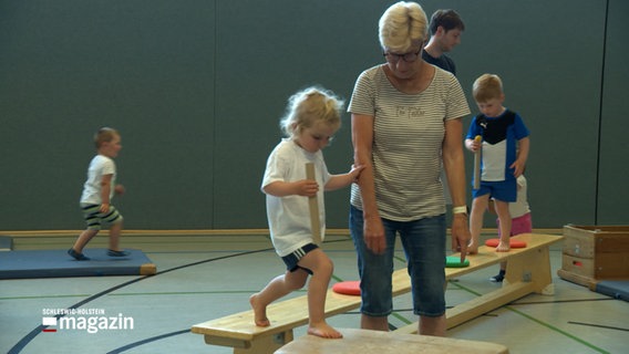 Kinder machen Sport in einer Turnhalle © NDR 