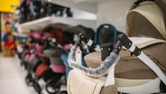 Kinderwagen stehen ausgestellt in einem Ladengeschäft. © imago images / Panthermedia 