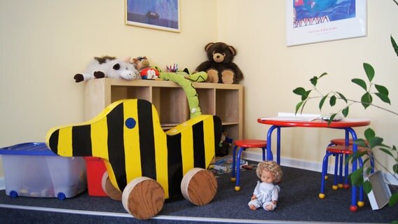 Das Bild zeigt eine Spielecke mit Kinderspielzeug. © NDR 