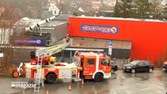 Die Feuerwehr ist ausgerückt zu einem Einsatz bei einem Kino in Bad Segeberg. © NDR 