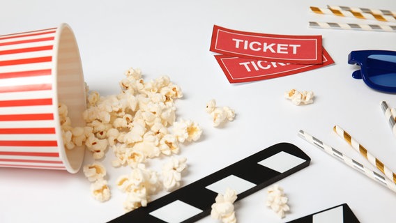 Kinotickets mit Popcorn und einer Filmklappe. © Imago Images / Pond5 Images Foto: Imago Images / Pond5 Images