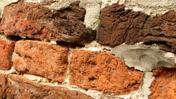 Sanierungsbedürftige Ziegel in der Außenfassade des Kirchengebäudes in Oldeswort. © NDR 