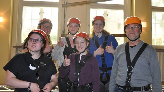 Eine Gruppe von Leuten in Kletterparcours-Kleidung posieren für die Kamera.  Foto: Peter Bartelt