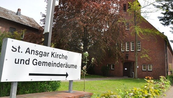 Auf einem Schild mit Richtungspfeil steht "St. Ansgar Kirche und Gemeinderäume".  Foto: Peter Bartelt