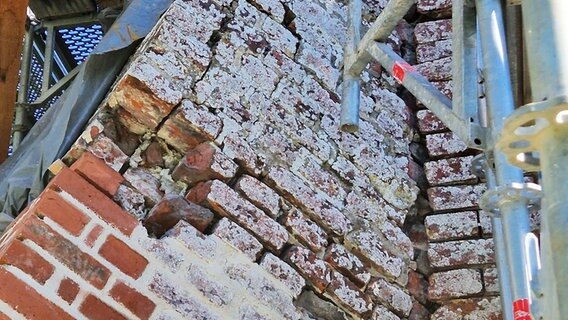 Lücken befinden sich im Mauerwerk einer Kirche © NDR Foto: Oliver Kring