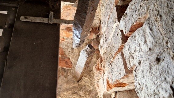 Gebrochene Maueranker in einem Mauerwerk einer Kirche © NDR Foto: Oliver Kring