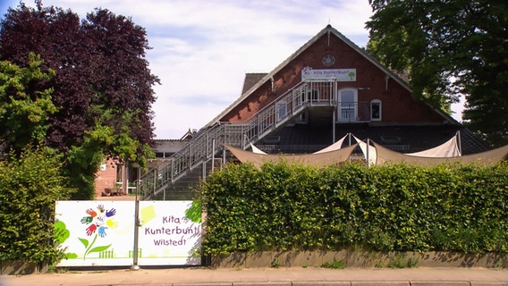 Auf dem Hof und im Garten einer Kindertagesstätte ist niemand zu sehen. das Tor mit Kindermotiven gestaltete Tor ist geschlossen. © NDR 