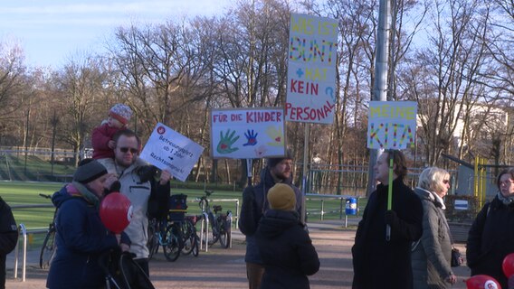 Eltern protestieren mit Plakaten gegen Kitaplatz-Mangel. © NDR 