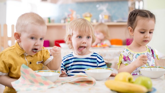 Kinder essen in einer KiTa. © IMAGO / agefotostock 
