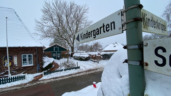 Ein Kindergartenschild an einer verschneiten Straße. © Fabian Boerger Foto: Fabian Boerger