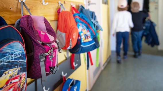 Kinderrucksäcke hängen an der Garderobe einer Kita. © picture alliance/dpa/dpa-Zentralbild Foto: Monika Skolimowska