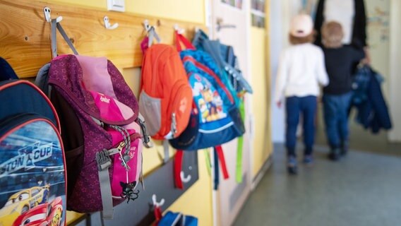 Kinderrucksäcke hängen an der Garderobe einer Kita. © picture alliance/dpa/dpa-Zentralbild Foto: Monika Skolimowska