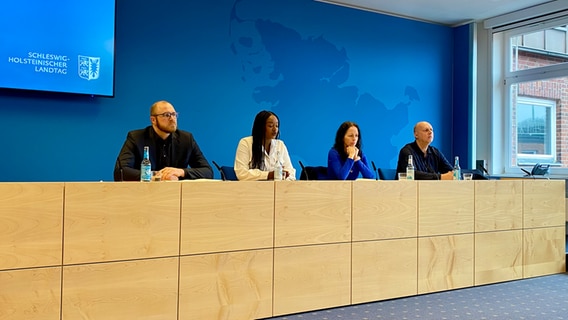 Sozialministerin Aminata Touré sitzt auf einer Pressekonferenz im Schleswig-Holsteinischen Landtag. Sozialministerin Aminata Touré sitzt auf einer Pressekonferenz im Schleswig-Holsteinischen Landtag. © Fabian Boerger Foto: Fabian Boerger