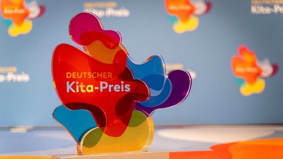 Die Trophäe "Deutscher Kitapreis" steht auf einer Fläche. © DKJS / F. Schmitt und A. Wendler Foto: F. Schmitt und A. Wendler