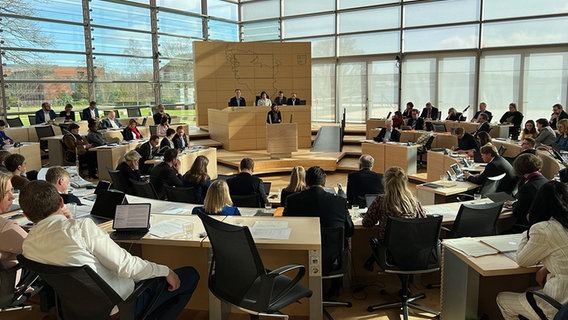 Viele Abgeordnete sitzen im Plenarsaal des Landtags in Schleswig-Holstein. © NDR Foto: Friederike Hoppe