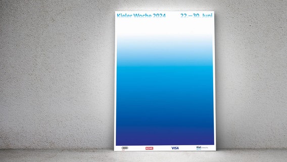 Das Plakat der Kieler Woche 2024, es zeigt einen Farbverlauf von weiß nach Blau. © Kieler Woche Foto: Kieler Woche