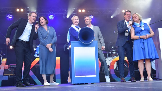 Eröffnung der Kieler Woche 2024 durch die Ehrengäste Bundesratspräsidentin und Ministerpräsidentin Mecklenburg-Vorpommerns Manuela Schwesig und Fußballer Fin Bartels. © Landeshauptstadt Kiel Foto: Philipp Kellner