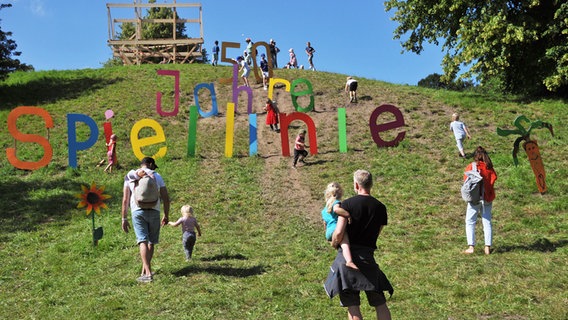 Auf einer Wiese stehen Buchstaben: "50 Jahre Spiellinie" © Landeshauptstadt Kiel Foto: Heidi Krautwald