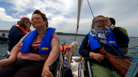 Zwei Rollstuhlfahrerinnen segeln auf der Kieler Woche. © NDR Foto: NDR