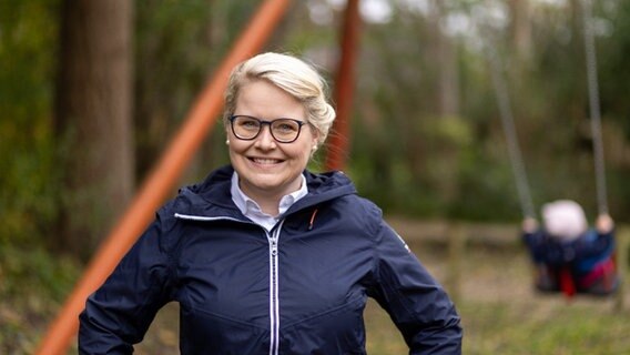 Rixa Kleinschmit (CDU) lächelt in die Kamera.  