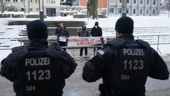 Kiel: Klima-Aktivisten der Turbo Klima Kampf Gruppe (TKKG) demonstrieren vor Beginn der Landtagssitzung vor dem Landeshaus. © dpa Foto: Marcus Brandt