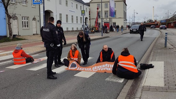 Aktivisten kleben sich in Flensburg auf der Schiffbrücke fest. © Nordpresse Mediendienst Foto: Heiko Thomsen