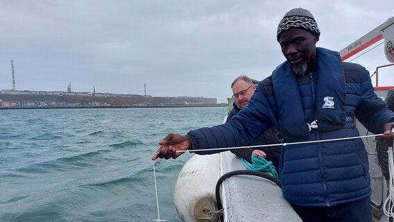 Männer auf einem Forschungsschiff auf dem Wasser. © Laura Albus Foto: Laura Albus