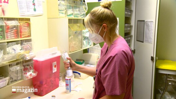 Eine Krankenschwester bereitet eine Medikation. © NDR 