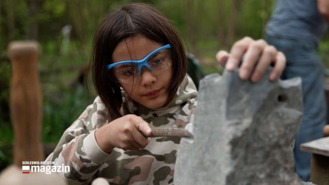 Das Mädchen Helena Speichert bearbeitet beim Bildhauerkurs in Norderstedt einen Stein.