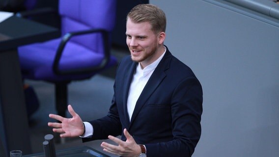 Tim Klüssendorf (SPD) am Rednerpult des Deutschen Bundestags. © picture alliance / dts-Agentur 