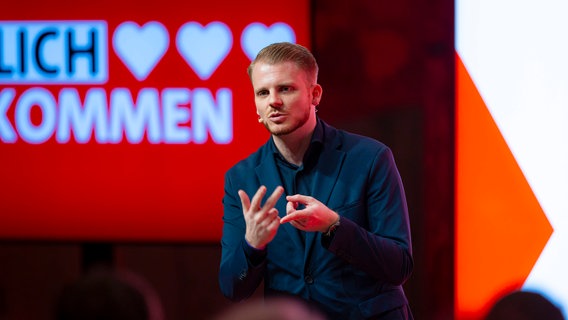 Tim Klüssendorf auf einer Townhall Veranstaltung in Lübeck. © IMAGO / Agentur 54 Grad 