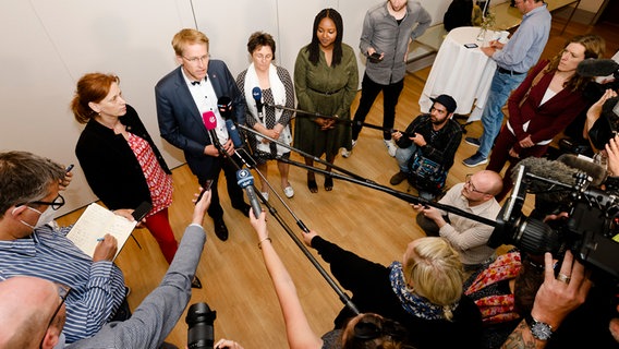 Karin Prien, Daniel Günther, Monika Heinold und Aminata Touré stehen vor der Presse © dpa Foto: Frank Molter